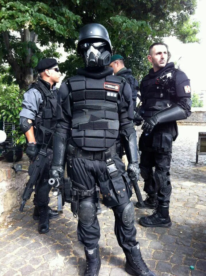 Обитель зла солдаты амбрелла. Корпорация амбрелла солдаты. Форма солдат корпорации амбрелла. Обитель зла бойцы амбрелла. Спецотряд амбрелла.