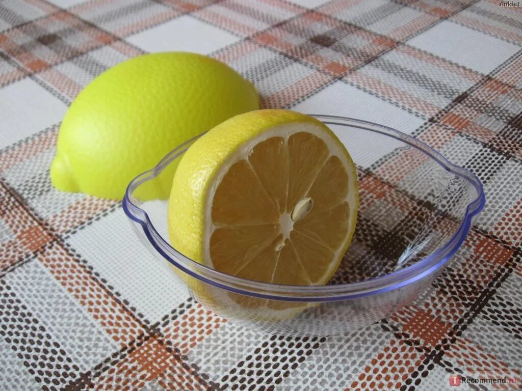 Как сохранить лимон в холодильнике. Иссохший лимон. Лимон в холодильнике. Лайфхаки с лимоном. Вода с лимоном в тарелке.