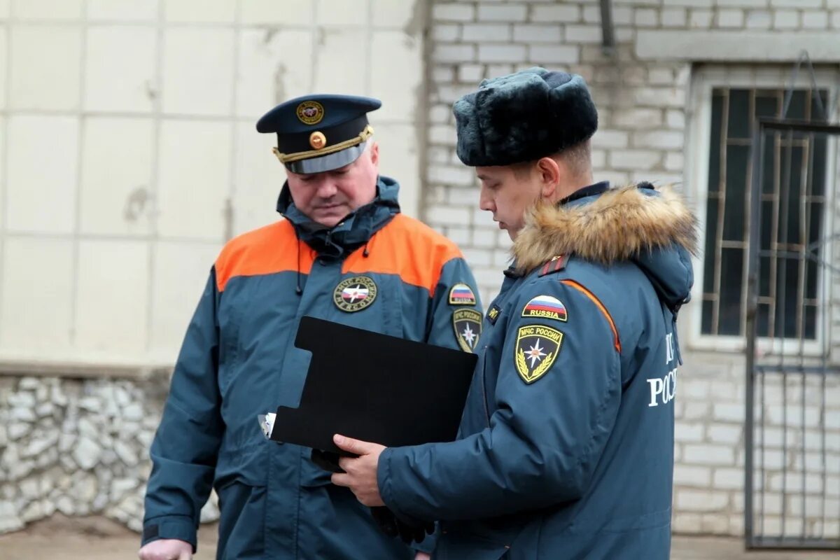 Переход с зимней формы на летнюю. Зимняя форма одежды осужденных. Строевой смотр МЧС зимняя форма. МЧС зимой. Смотр офицеров в зимней форме.