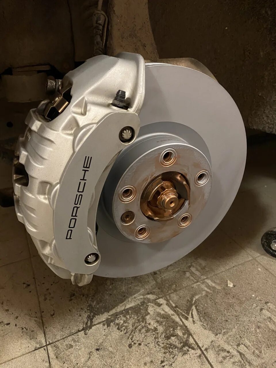 Тормозные диски на porsche cayenne gts e3. Тормоза порше 911. Подвеска porsche cayenne e3. Тормозные диски кайен. Керамические тормоза porsche 996.