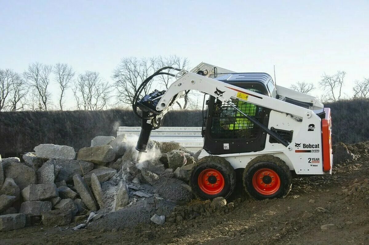 Bobcat s250. Мини-погрузчик Bobcat s450. Мини-погрузчик Bobcat 450. Мини погрузчик Bobcat гидромолот. Мини погрузчик Bobcat s530 молот.