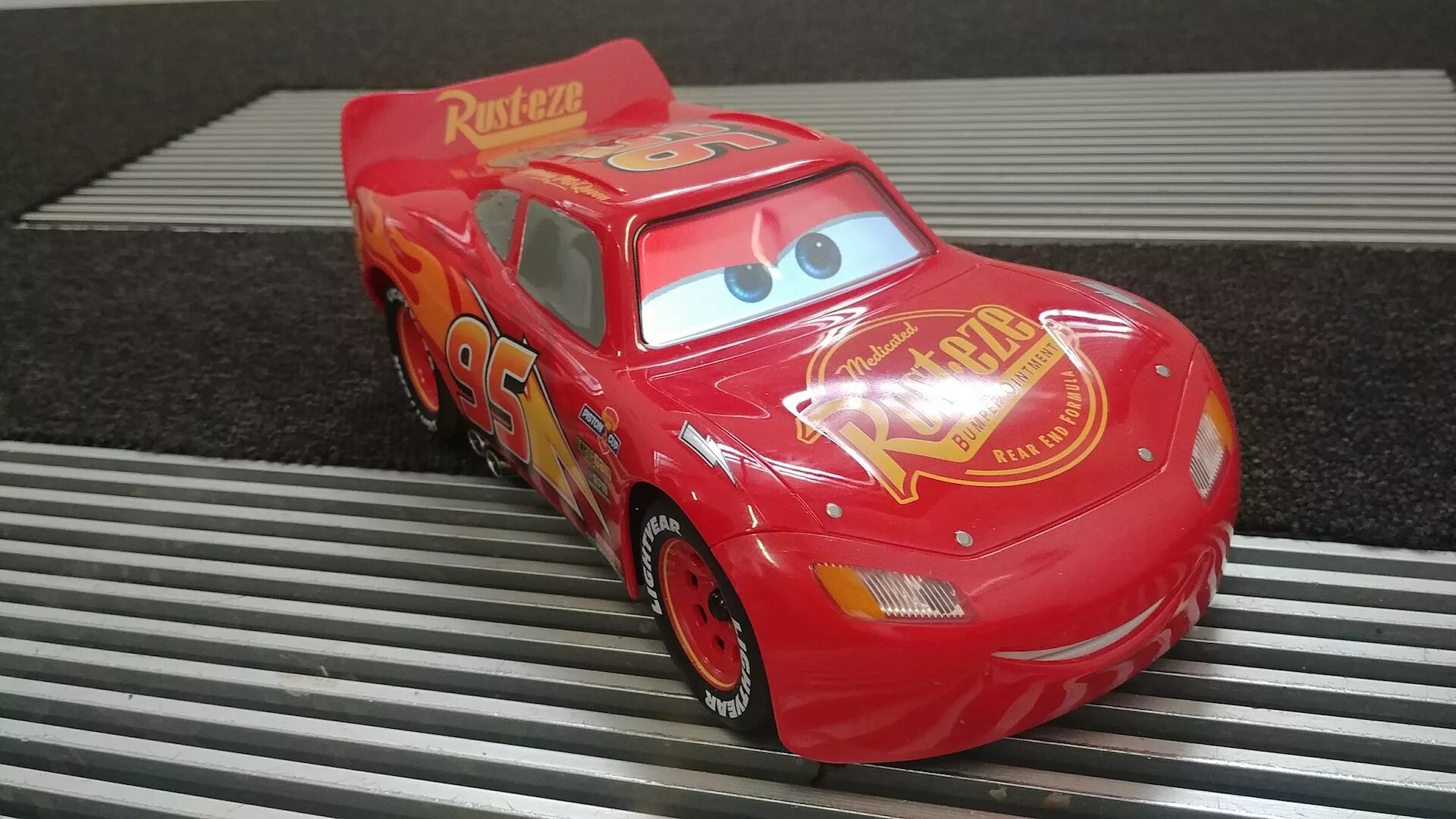 Настоящая молния маквин. Cars 3 Lightning MCQUEEN Sphero. Cars 3 RC Ultimate Lightning MCQUEEN. Sphero Disney Маккуин. Sphero Ultimate Lightning MCQUEEN.