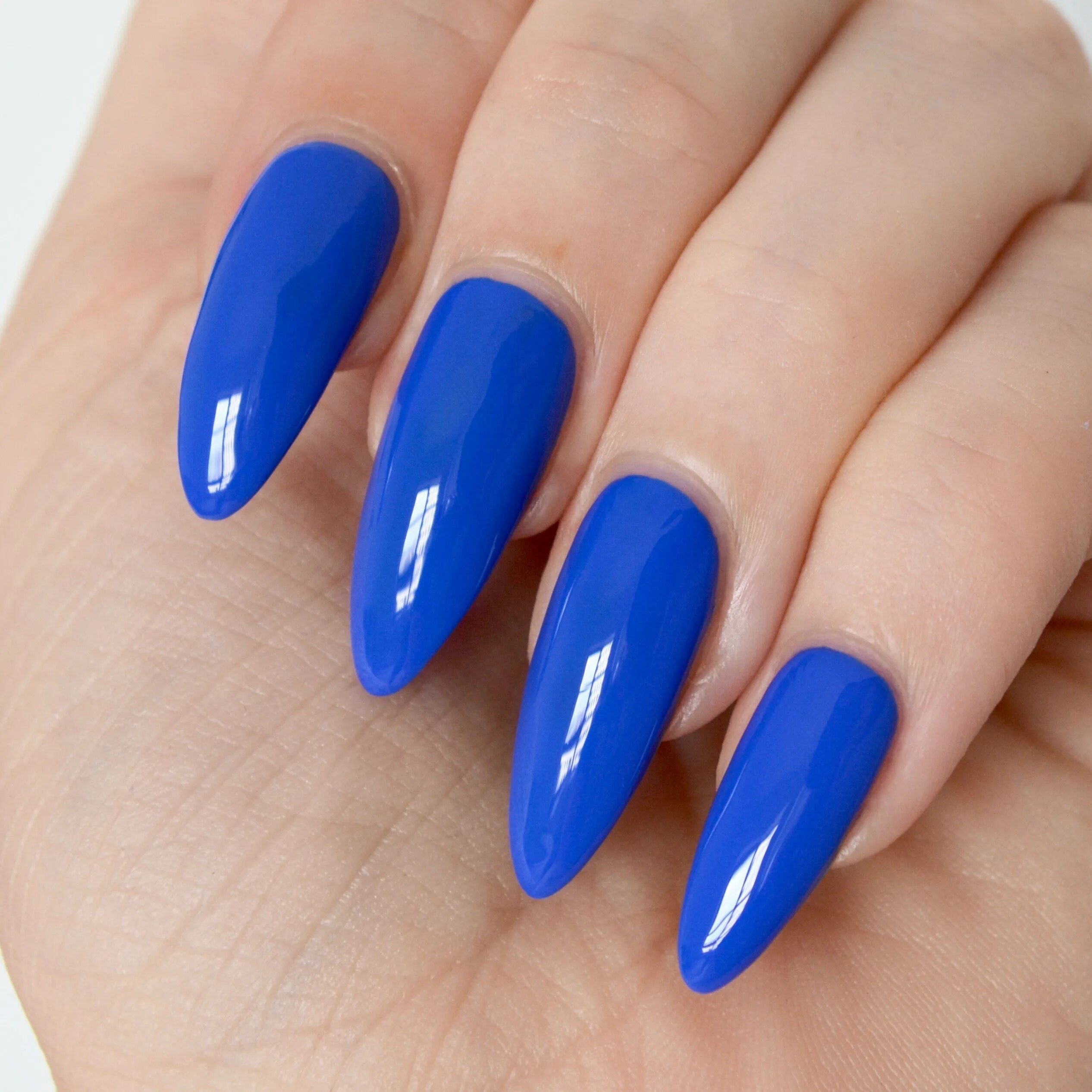 Глянцевые формы. Синие ногти. Синифманикюр на длинные ногти. Длинные синие ногти. Синий маникюр на миндалевидные ногти.