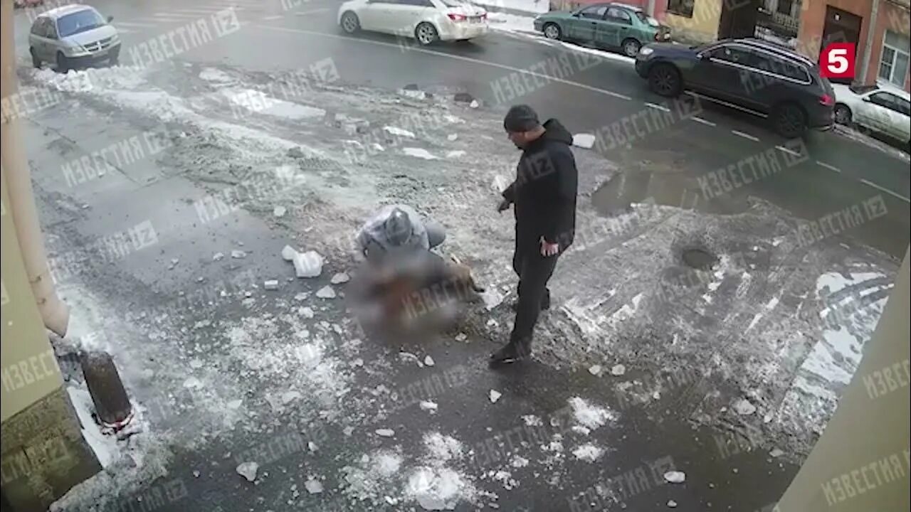 Женщину убило льдом. Снег упал с крыши. Огромные глыбы льда. Женщину убило льдом. Женщину убило льдом.