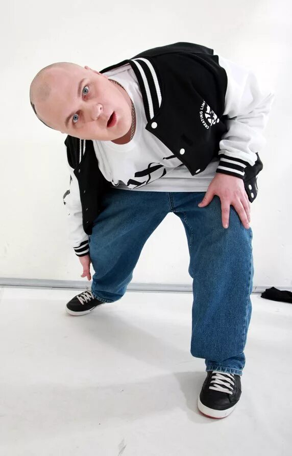 У не стар слушать