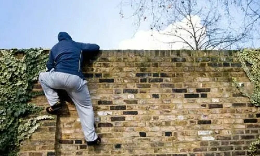 Will be breached. Climb over the Wall. Перелезает через стену для презентации без фона.