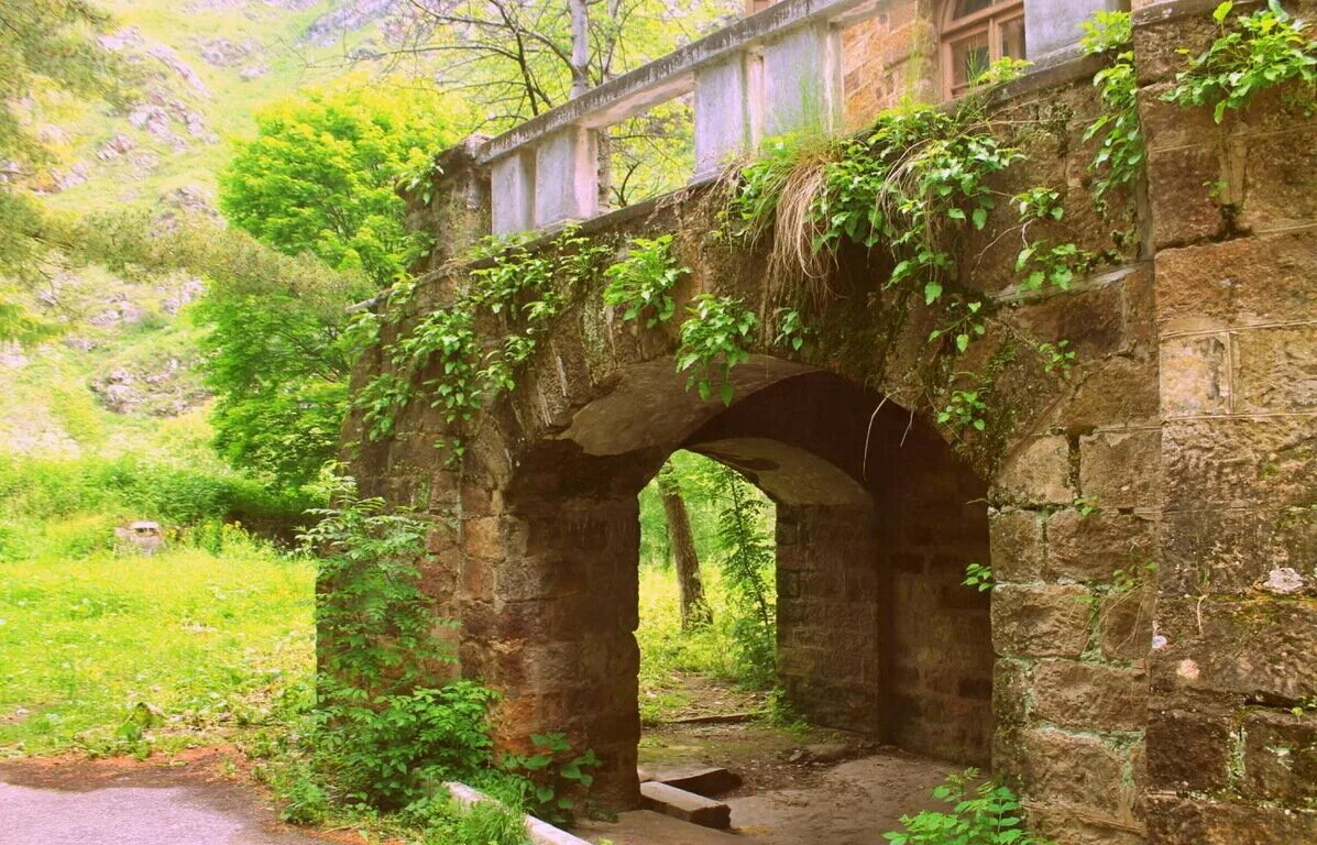 Нарзан кабардино балкария. Долина Нарзанов Кабардино-Балкария Кисловодск. Парк Долина Нарзанов. Долина Нарзанов экскурсия. Долина Нарзанов Кисловодск замок.