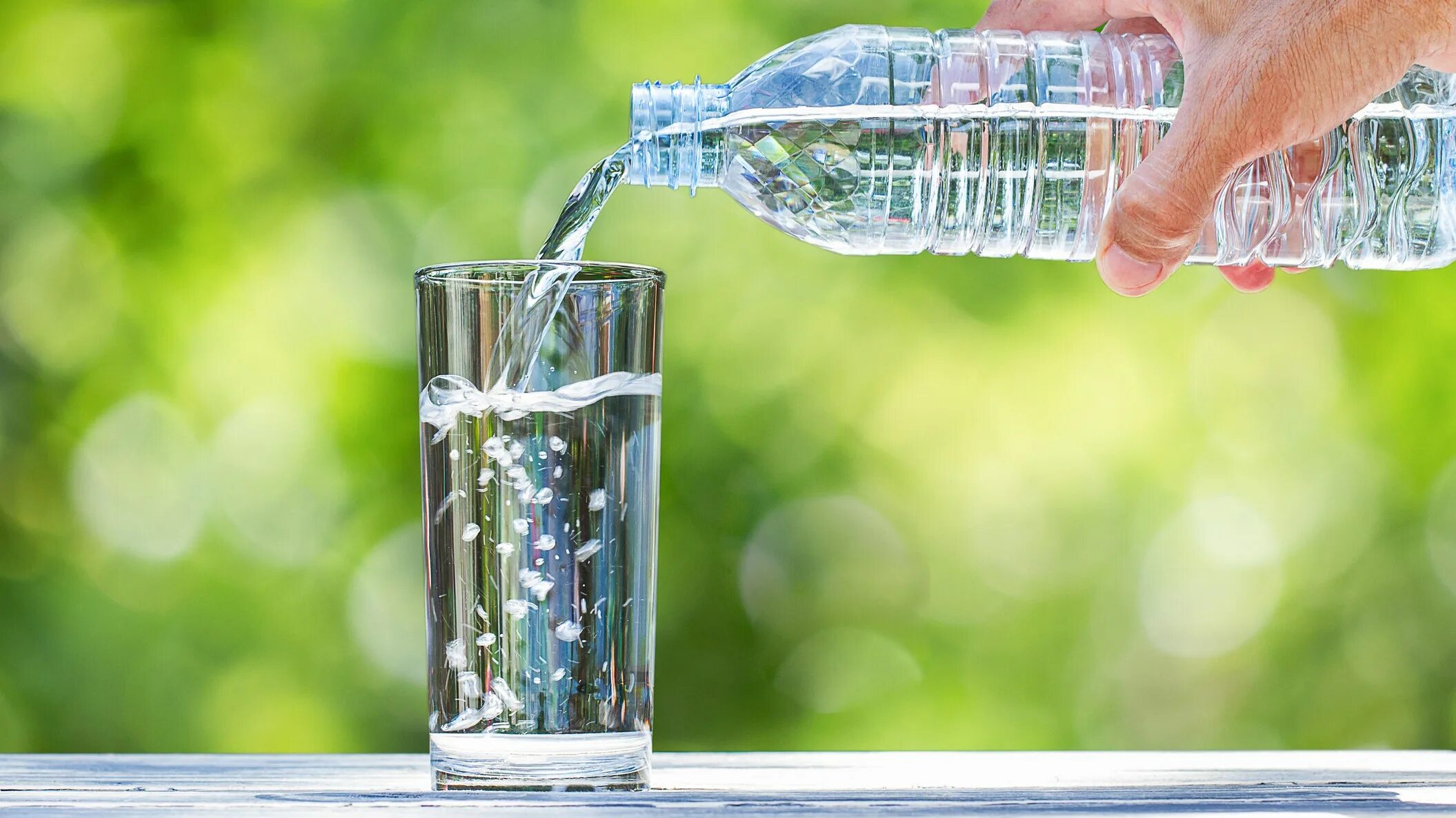 Бутылка для воды с стаканом. Питьевая вода. Чистая вода. Питьевые Минеральные воды. Стакан воды.