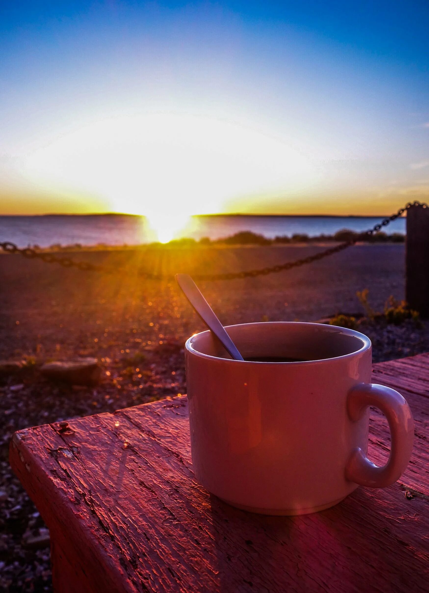 Картинки утро. Чашка кофе вечером. Доброе утро рассвет. Кофе солнце. Солнечное утро.