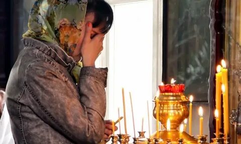 Женщина плачет на коленях