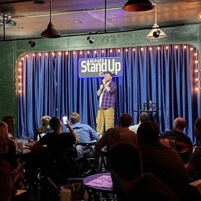 Казань stand up club kazan. Стенд ап бар краснодар. Стендап бар краснодар. Стендап клуб москва. Стенд ап бар.
