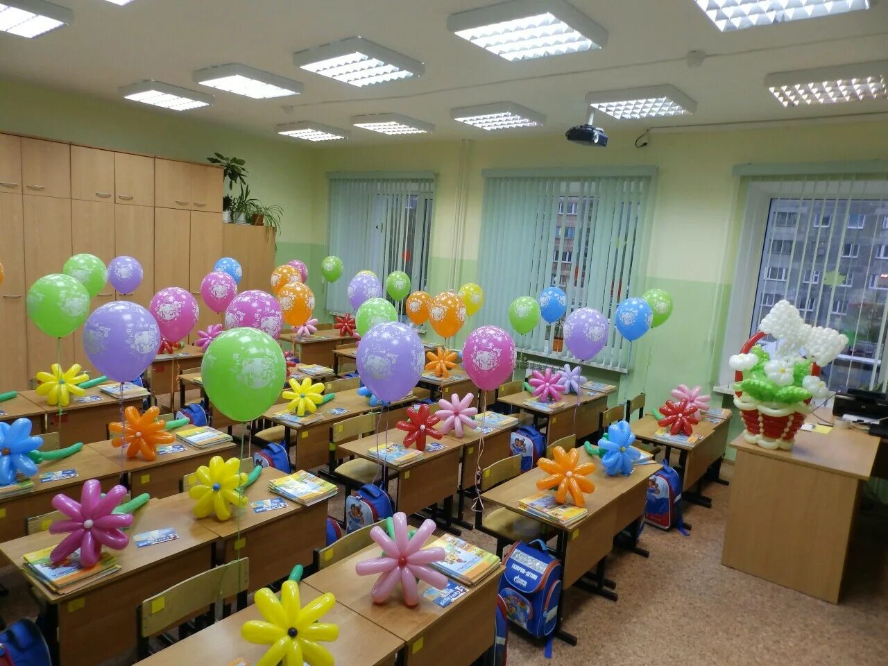 Оформление в школу в 1 класс. Украшение класса к 1 сентября. украшение класса к 1 сент. украшение класса воздушными шарами. украшение класса на выпу.
