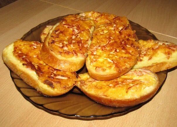 Гренки с колбасой и сыром на сковороде. Гренки с сосисками. гренки с яйцом и сосисками. гренки с сосисками и сыром. гренки с яйцом, сыром и сосисками.