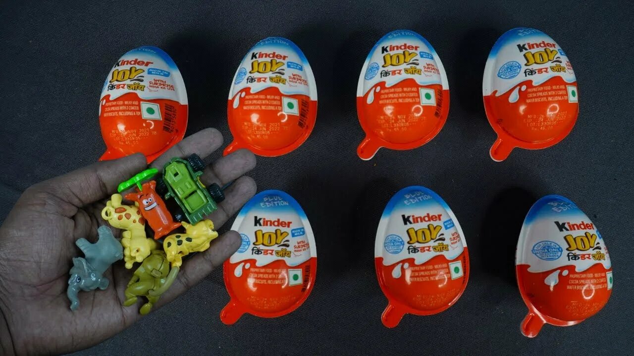 Синие киндеры. Киндеры голубые. Kinder Joy Blue. Синие Киндер игрушки. Киндер индейцы.