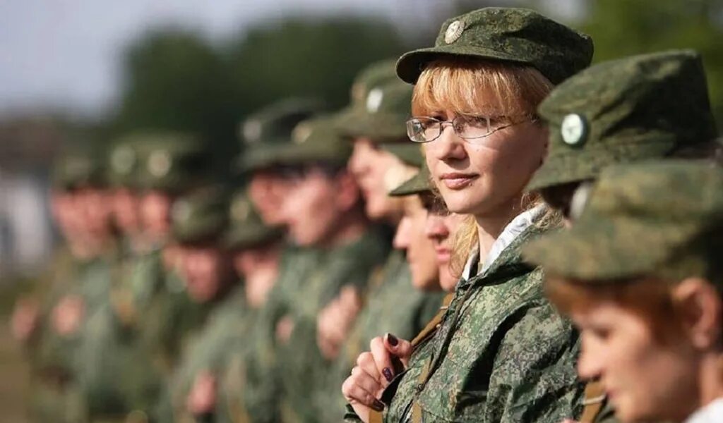Военнообязанные лицо. Женщины в армии. Женская армия. Женщины на военной службе. Женщины в армии РФ.