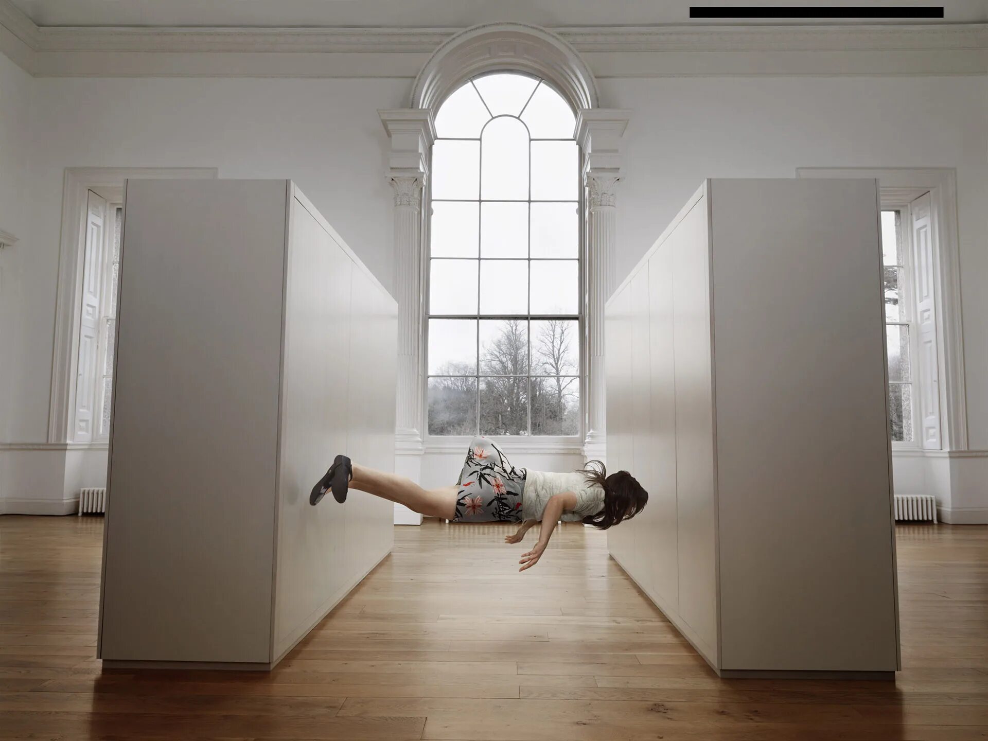 Летающая комната. Летающие предметы в комнате. Левитация полет. Фотограф равшания азулэ ravshaniya. Сумасшедшие сны.