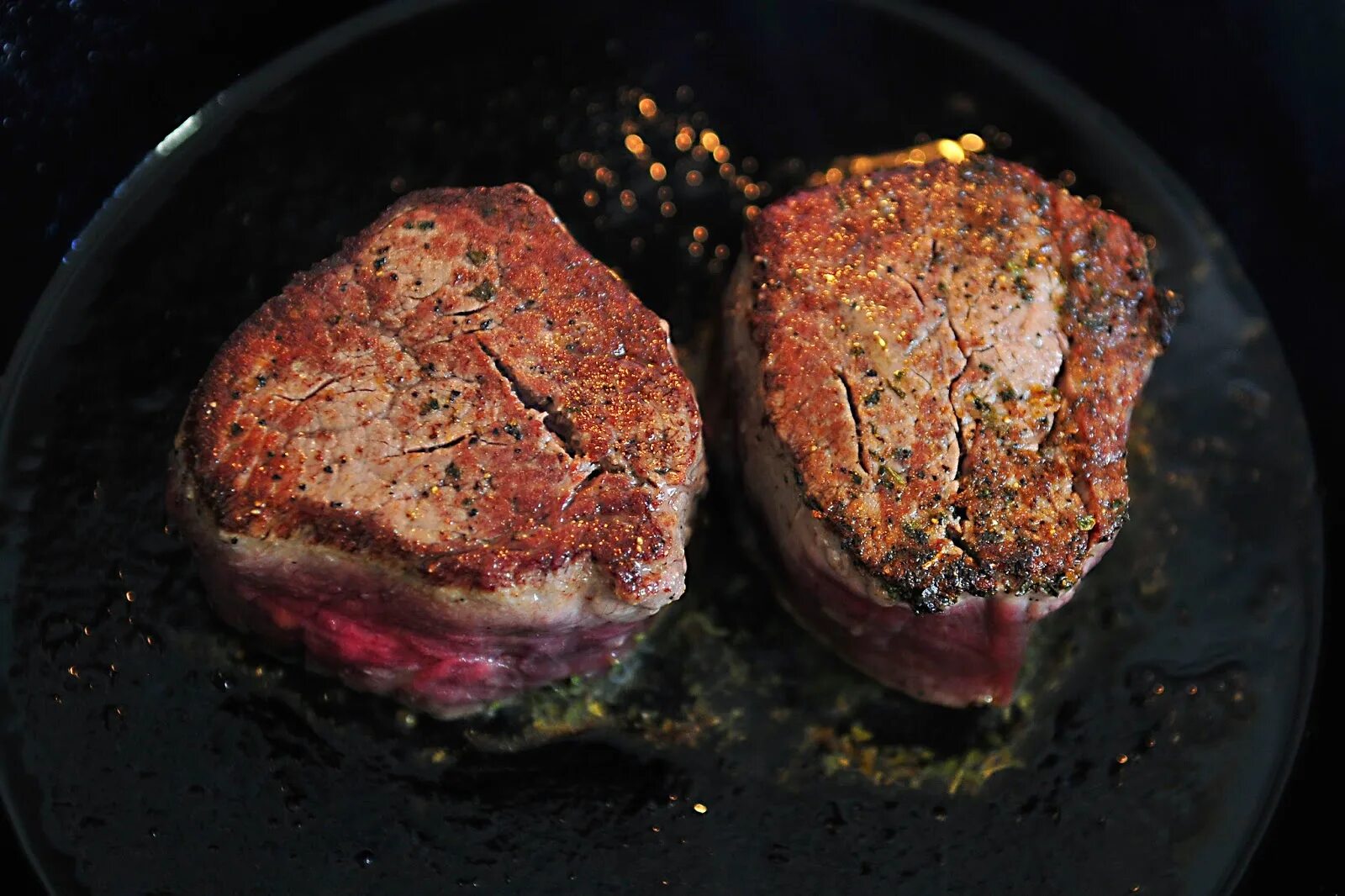 Розмарин филе миньон. Капрезе с филе миньон. Стейк рибай и филе миньон. Стейк филе миньон ~ 250г. Филе-миньон (тендерлойн).