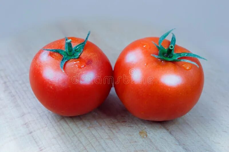 Two tomatoes. Помидоры 2 шт. Двойная помидорина. Помидоры две штуки. Томат 2д.