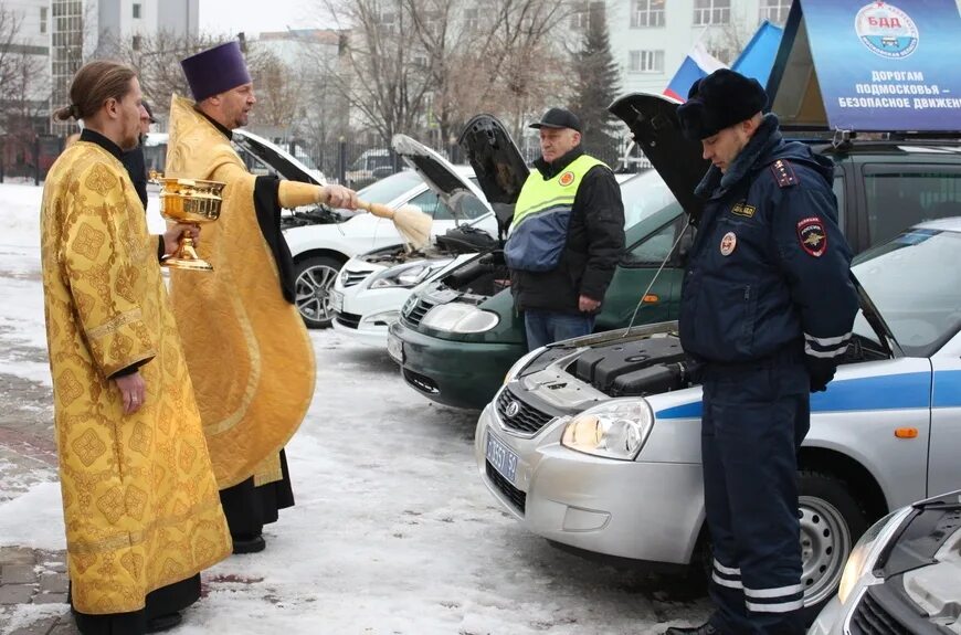 Брызгают святой водой. Освятить машину. Священник освящает автомобиль. Осветить машину в церкви. Освящение машины батюшкой.