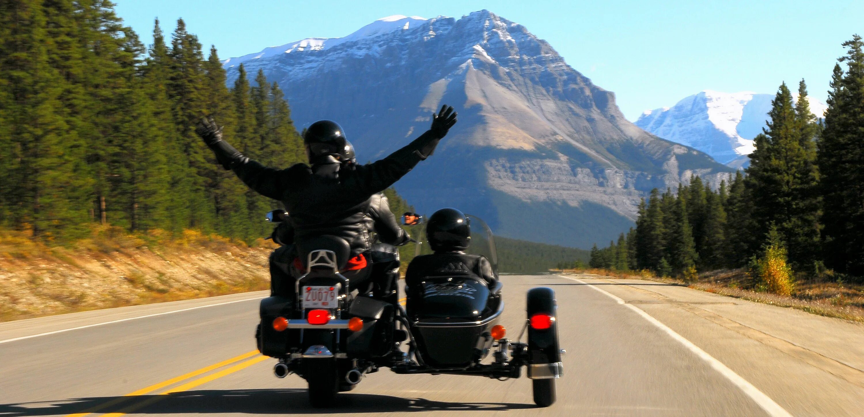 Motorcycle tours. Пейзаж с мотоциклом. Путешествие на мотоцикле харлей дэвидсон. Харлей турэндуро. Человек на мотоцикле.