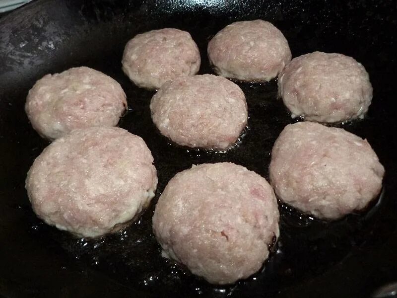 Фарш из щуки для котлет как сделать. Фарш из щуки для котлет. котлеты из фарша со сливочным маслом. котлеты из щуки на сковороде. вкусные котлеты из фарша щуки.