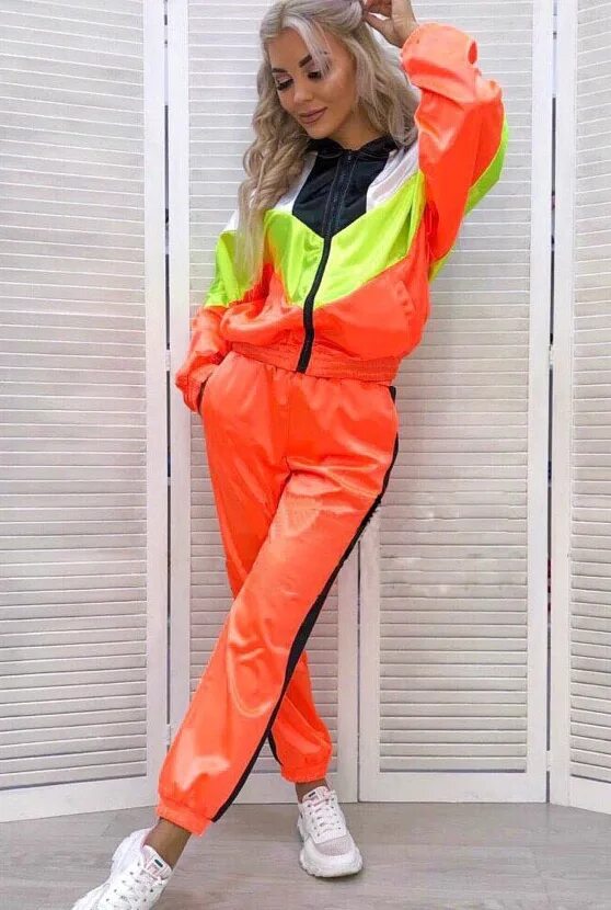 Оранжевый спортивный костюм. Яркий спортивный костюм. Яркие спортивные костюмы женские. Яркий костюм женский. Кислотный спортивный костюм.