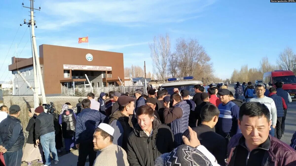 Уехал в казахстан. Граница казахстан сегарчин. Российско-казахстанская граница. Очередь на границе с казахстаном. Дунгане на границе казахстана и киргизии.