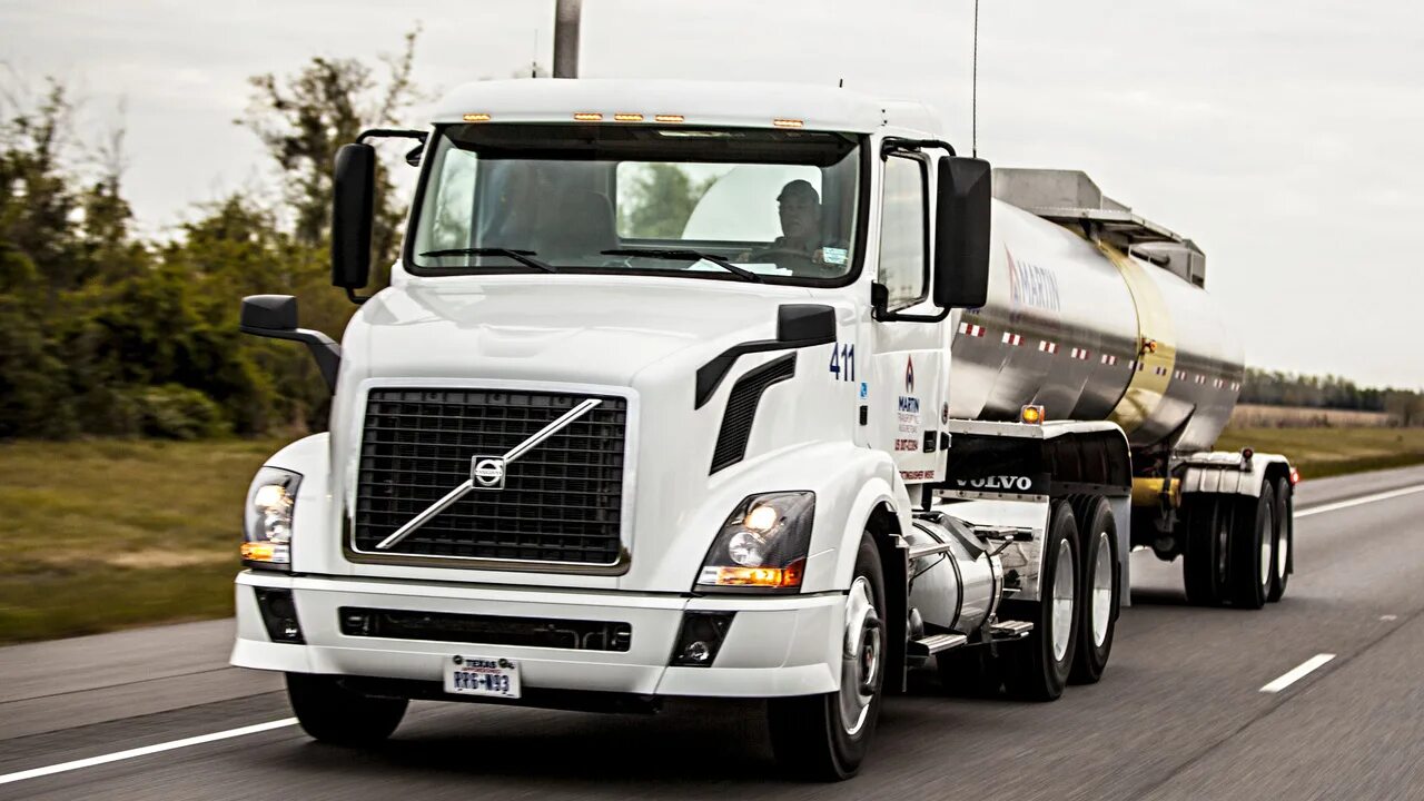 Грузовичков работает. Вольво внл 300. Volvo VNL 300. Грузовик Volvo VNL 300. Volvo Trucks VNL 300.