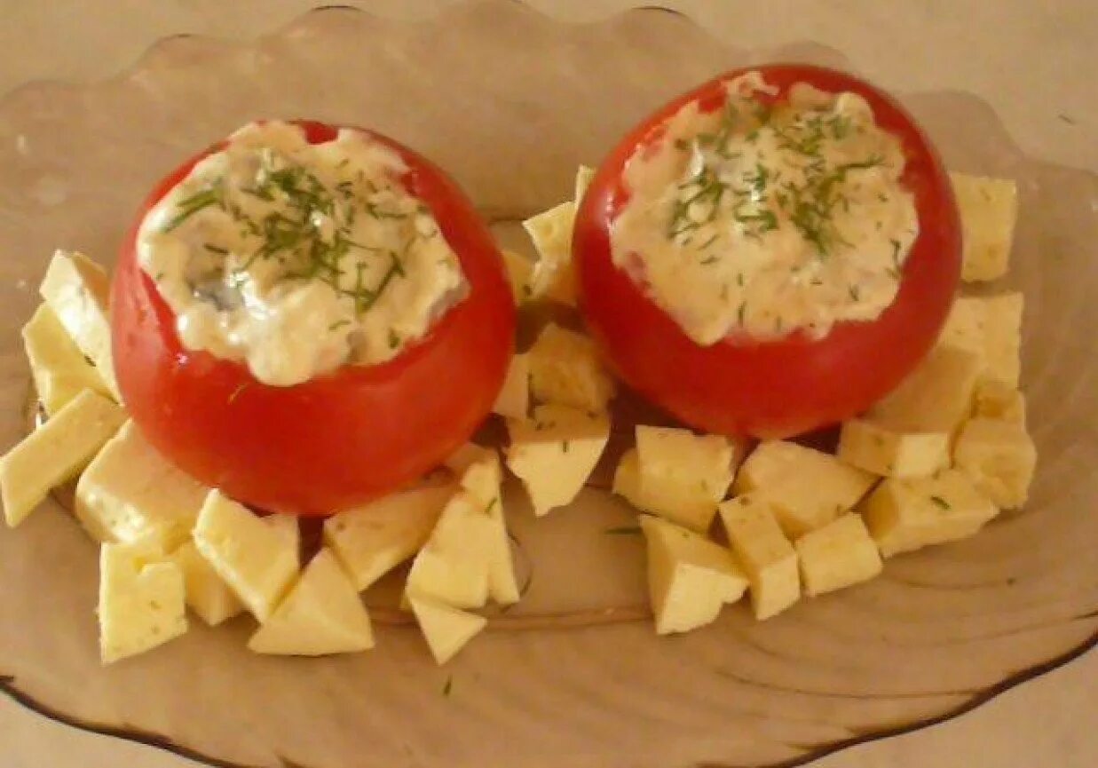 Как приготовить помидоры с сыром и чесноком. Помидоры фаршированные сыром и чесноком. помидоры с сыром и чесноком. помидоры фаршированные чесноком. фаршированные помидоры сыр с чесноком.