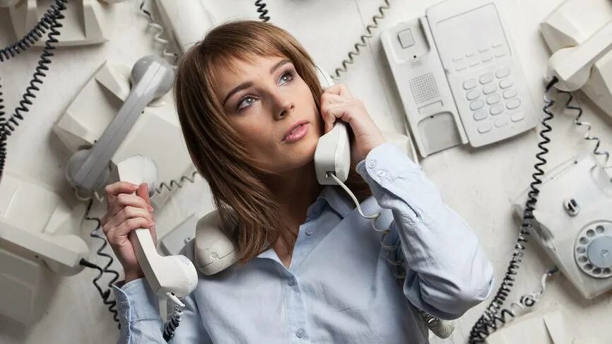 Откуда телефонный звонок. История звонков. Женщина ждет звонка. Откуда телефонный звонок. Разговор по телефону.