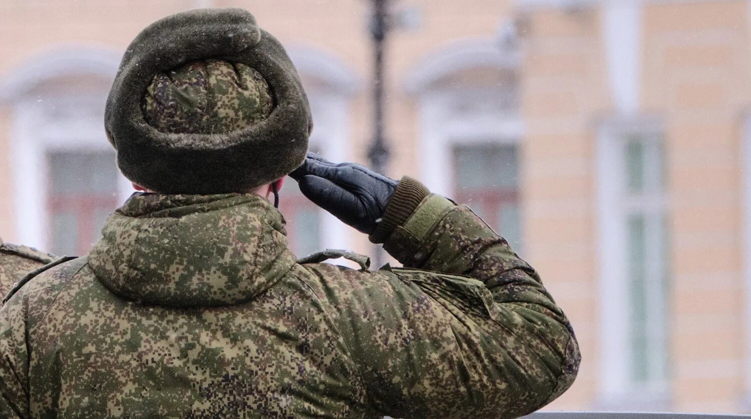 Военнослужащий протирающий штаны ответ. Военнослужащий. срочник спиной. затылок военного. в подмосковье военнослужащий покончил с собой.