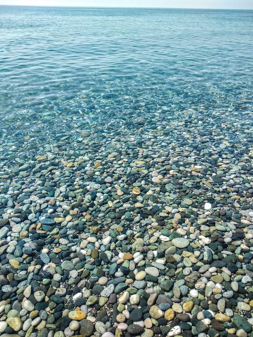 Море абхазия пицунда. Чистая вода Пицунда Абхазия. Черное море Пицунда. Прозрачное море Пицунда Абхазия.