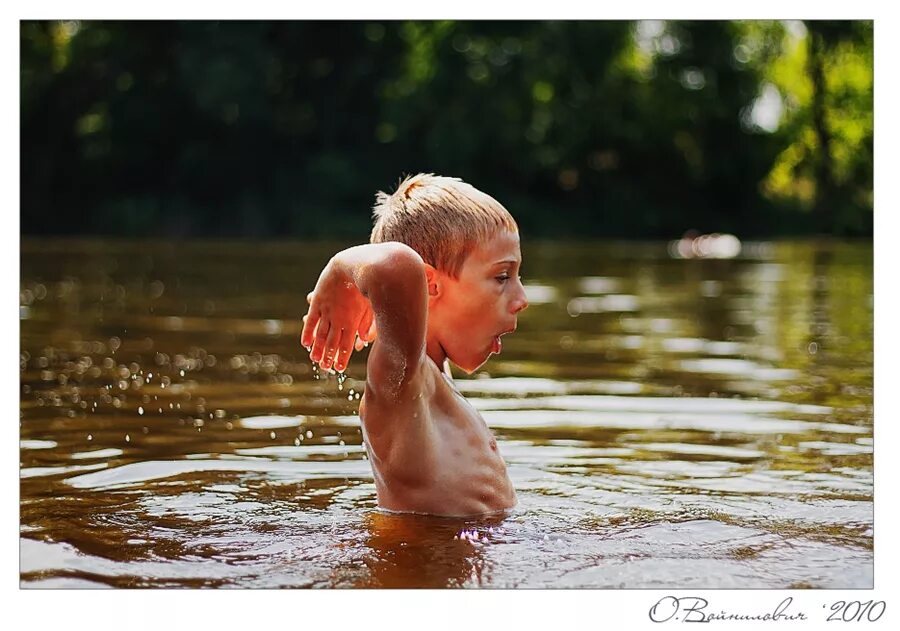 Мальчики купаются вместе. Мальчик купается в озере. Малыши мальчики купаются в речке. Пацаны купаются. Мальчики купаются 23 мая.