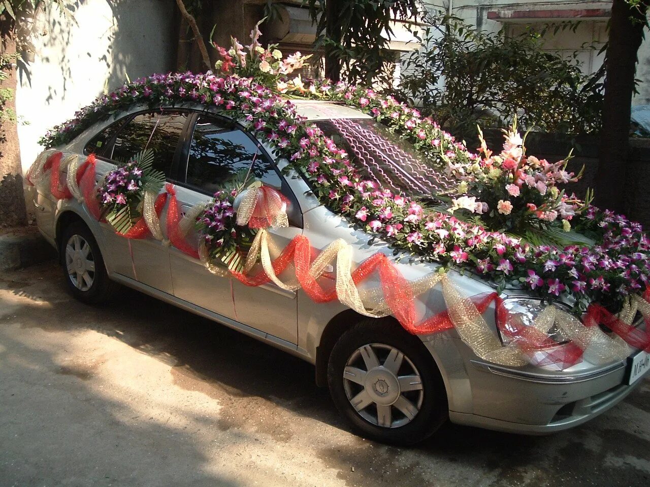 Оформление автомобиля с рук. Украшение машины на свадьбу. Машина украшенная цветами. Украшение машины на свадьбу цветами. Декор "машина".