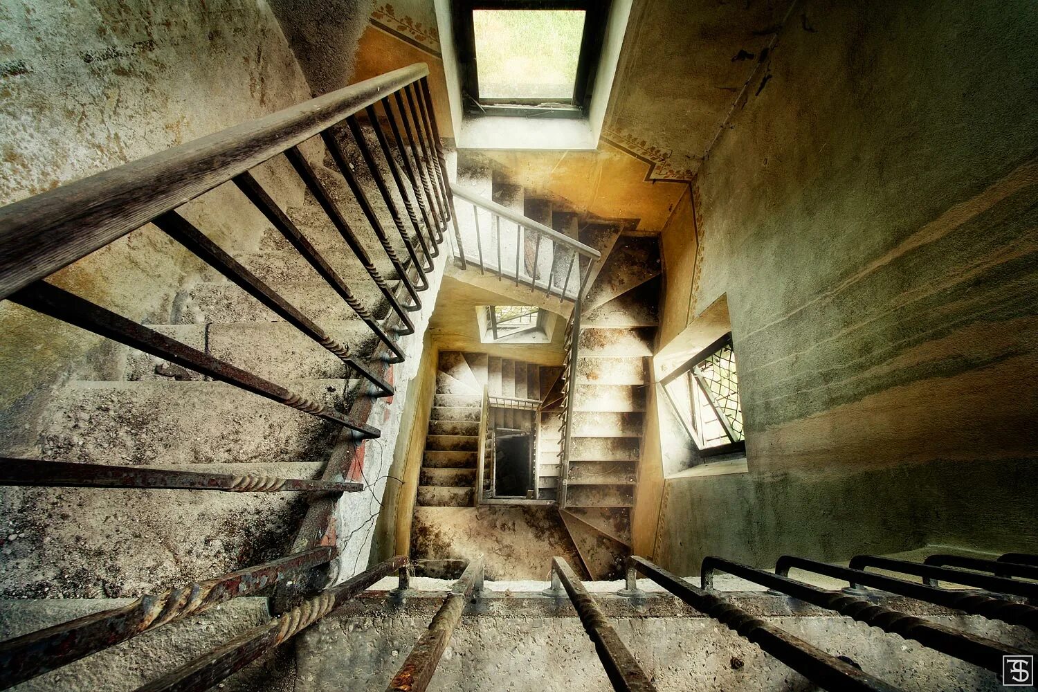 Сон приснилась лестница. Лестница в заброшенном доме. Разрушенная лестница. Страшная лестница. Заброшенное здание.