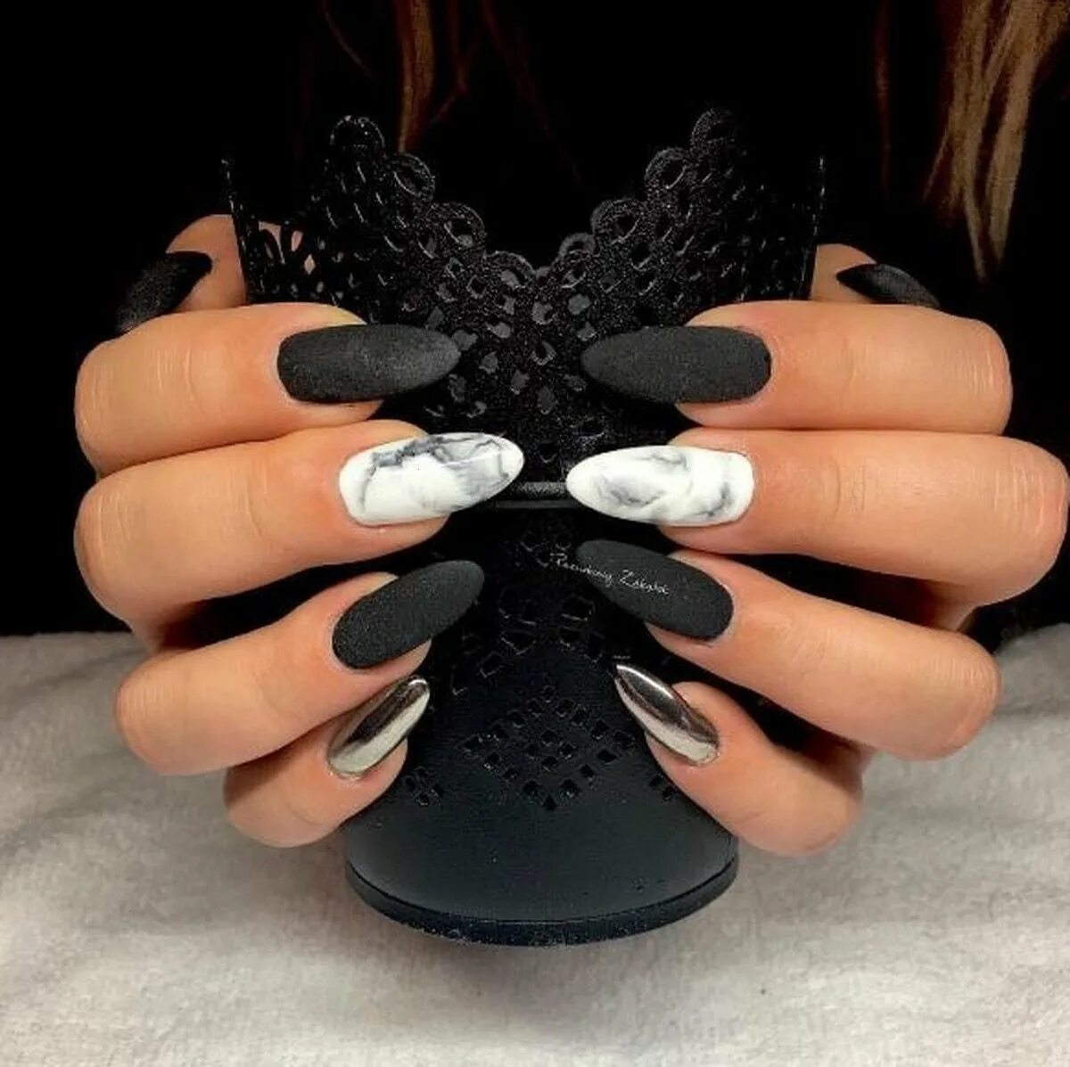 Черные ногти. Темный маникюр на длинные ногти. Красивые черные ногти. Маникюр на длинные ногти черного цвета. Черно белый миндаль