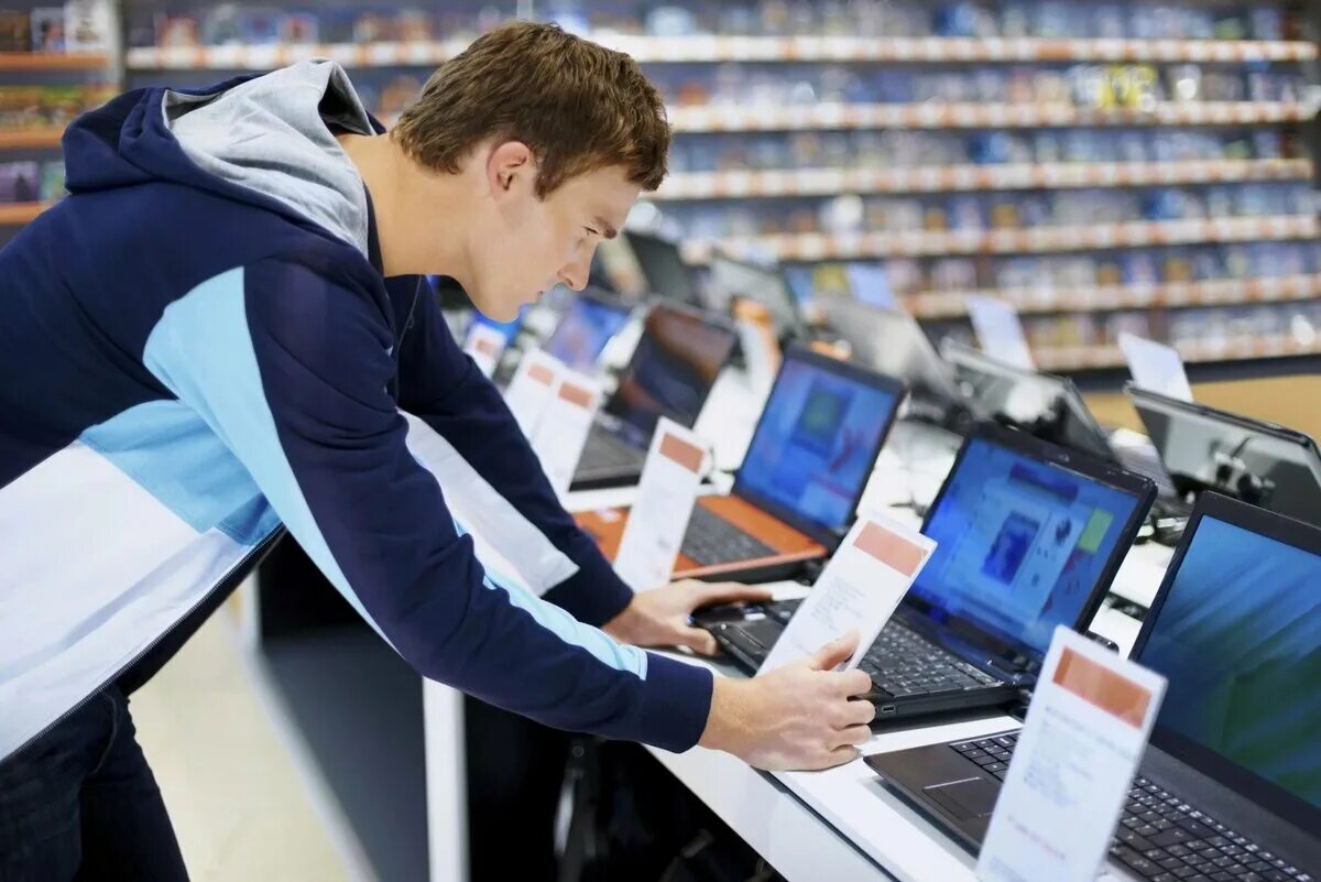 Tried computers. Выбор компьютера в магазине. Покупатель компьютера. Компьютерный рынок. Компьютерная техника торговля.