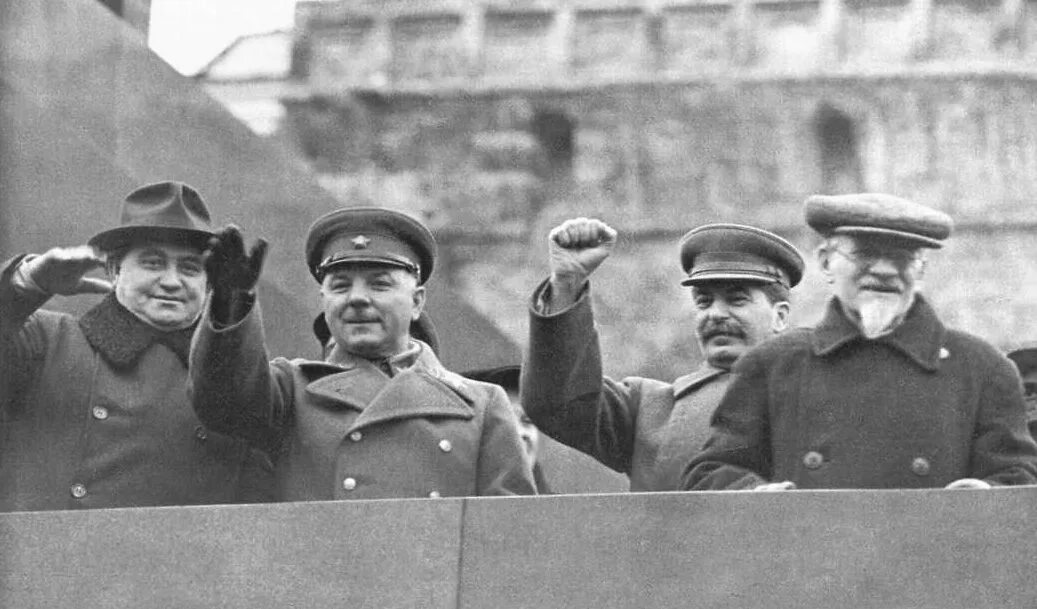 Сталин на мавзолее на параде Победы 1945. Сталин Калинин Ворошилов. Сталин на мавзолее Ленина 1936.