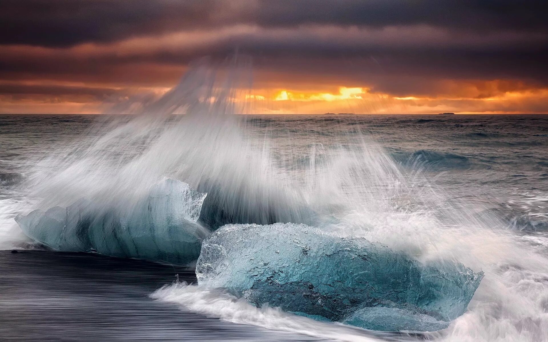 В океане есть волны. Море океан волны шторм ЦУНАМИ. Исландия Атлантический океан. Красота моря. Океан волны.
