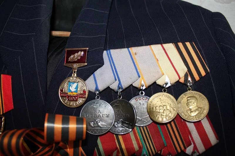 орден за заслуги перед республикой дагестан. бюст халилов наград. медаль за заслуги перед дагестаном. лео месси золотой мяч 2021. высшая награда 2 мировой войны.