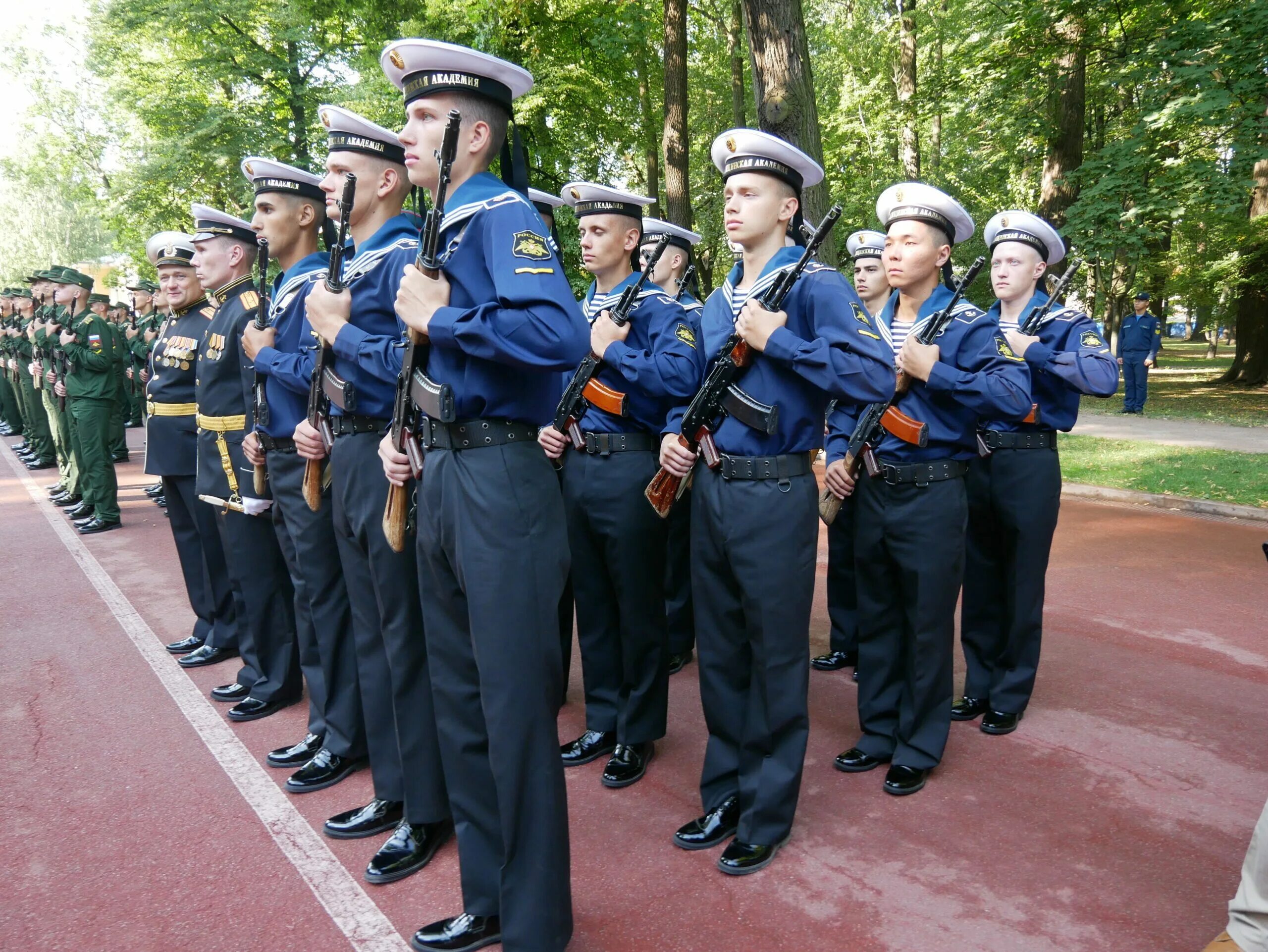 Врачи военно медицинской академии санкт петербург. Военно-медицинская Академия Санкт-Петербург присяга. Военно-медицинская Академия Санкт-Петербург курсанты. Форма военно медицинской Академии. Курсанты военно медицинской Академии.