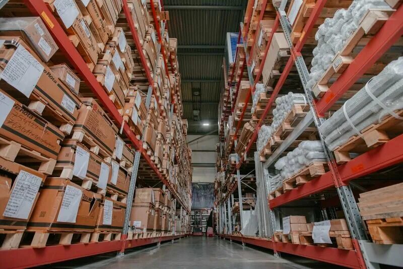 складское грузоподъемное оборудование. техника со склада москва. склад электроники. погрузчик юнгхайнрих. большие складские запасы.