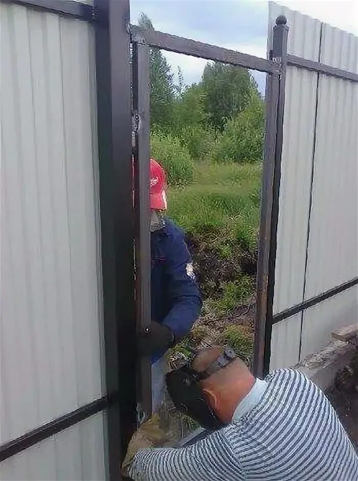 Изготовление калитка монтаж. Петли на калитку из профлиста. петли на калитку забора. окошко в заборе из профлиста. калитка металлическая для забора своими руками из металлопрофиля.