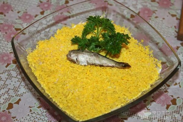 Бутеры с авокадо и шпротами. Бутерброды из шпрот. Картошка пюре с салом и шпротами закуска. Пюре со шпротами. Пюре со шпротами.