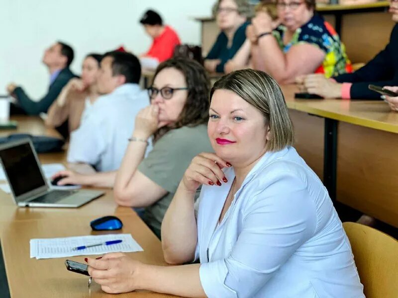 Учитель и компьютер. Педагоги цифровые технологии. Бесплатное обучение учителей. Учитель и студенты. Освоение новой профессии.