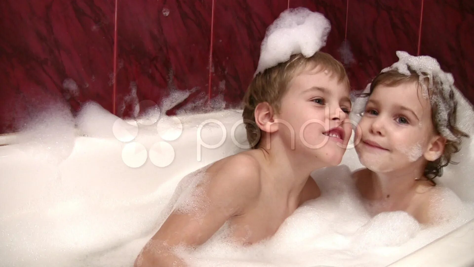 Девочка подросток bath time. Sisters brothers shower. Family bath time герл. Мальчик и девочка в ванной. Старшая сестра купается.
