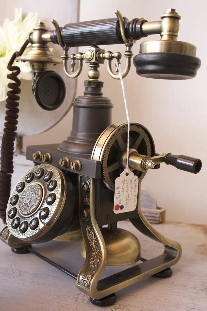 Под старым телефоном. Телефонный аппарат. Старый телефонный аппарат. Старинный телефон. Раритетный телефонный аппарат.