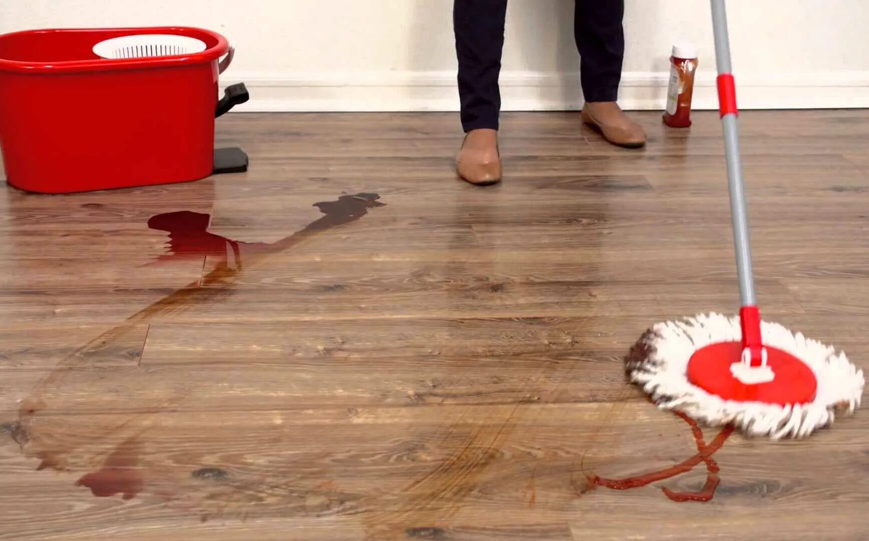 Уборка пола. Мытье ламината. Пол линолеум. Мытье пола. Влажная уборка пола.