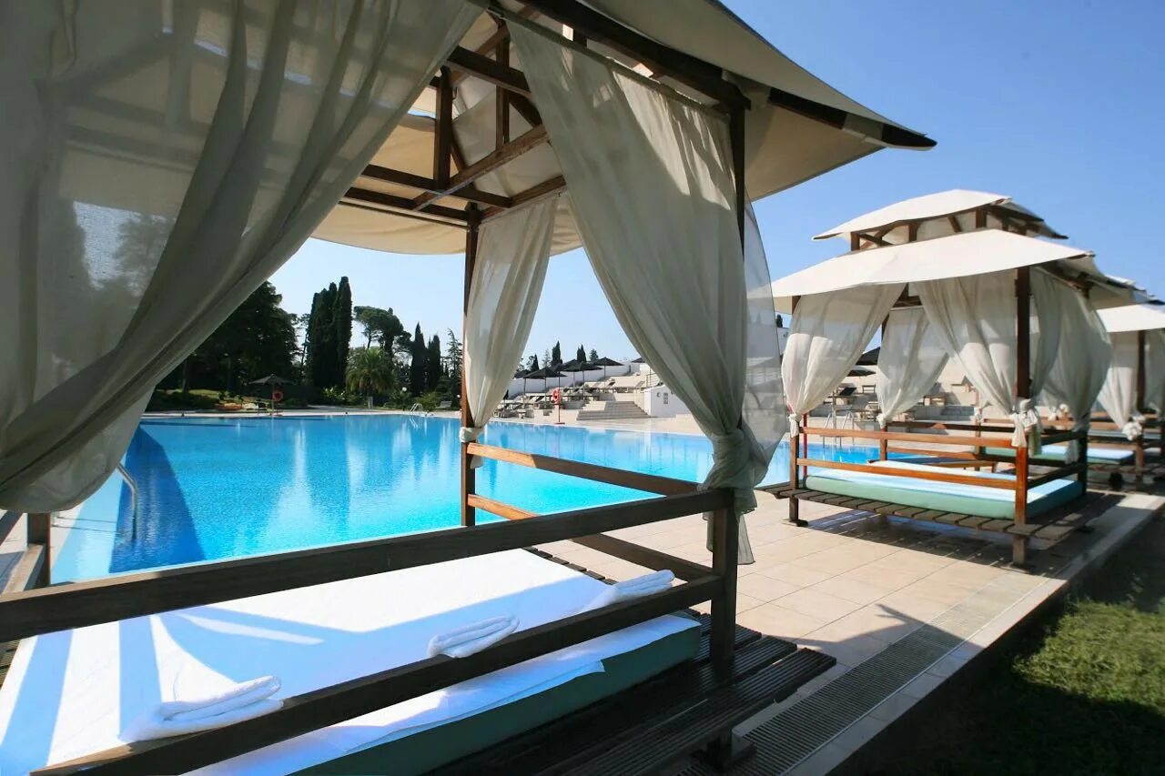 Сочи со своим пляжем и бассейном. Гранд отель родина сочи. отель rodina grand hotel &amp; spa 5*. гранд отель родина сочи пляж. rodina grand hotel spa сочи.