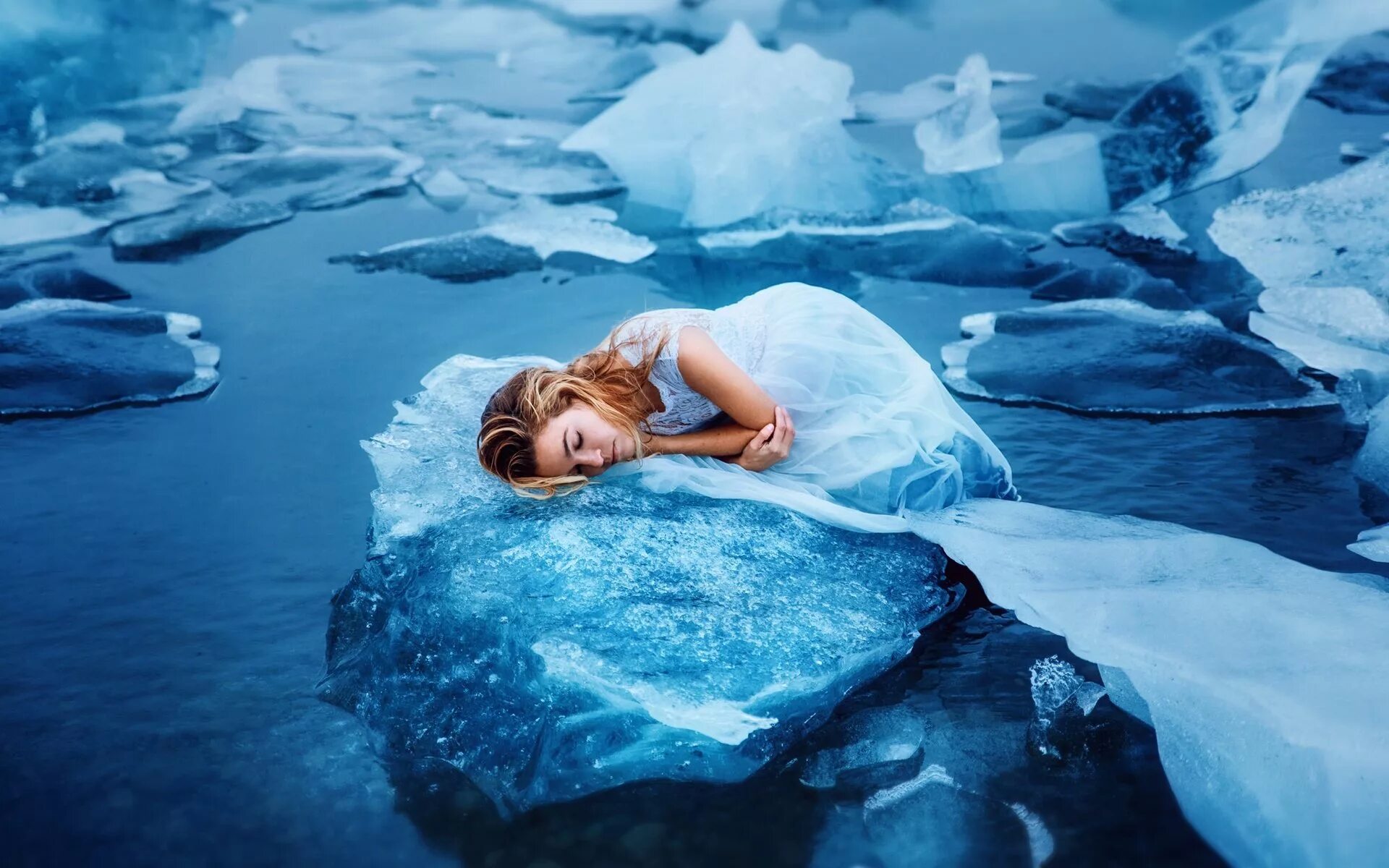 Растаял лед песня девушка. Девушка во льду. Холодная девушка. Ледяное спокойствие. Девушка лежит на льду.